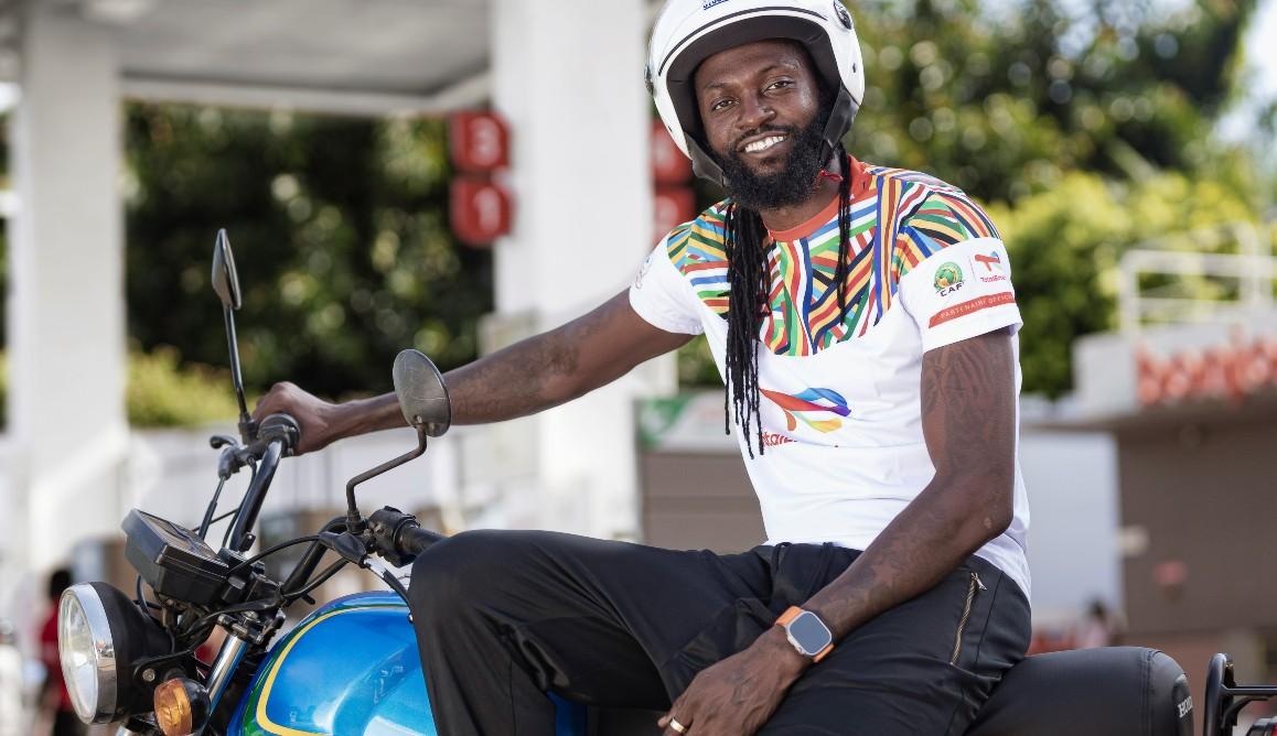 Emmanuel ADEBAYOR portant un casque de moto