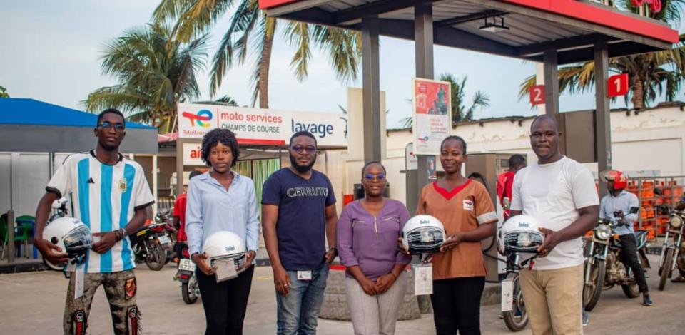 équipe TotalEnergies Togo avec des casques à la main